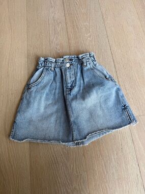 ZARA Girls Light Wash Denim Skirt / Stretchy Waistband/ Like New / Size 10
